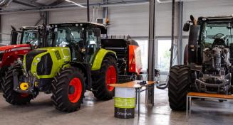 Tracteurs et du matériel agricole dans un centre de formation