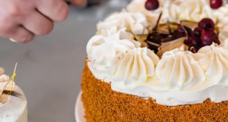 Beaux gâteaux avec une fine chantilly