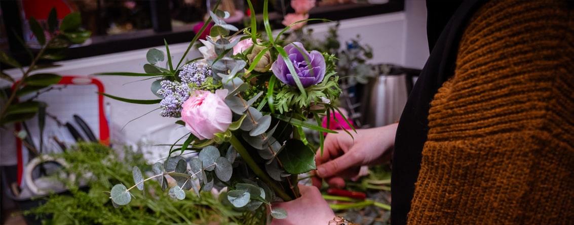 Fleuriste en train de composer un bouquet 