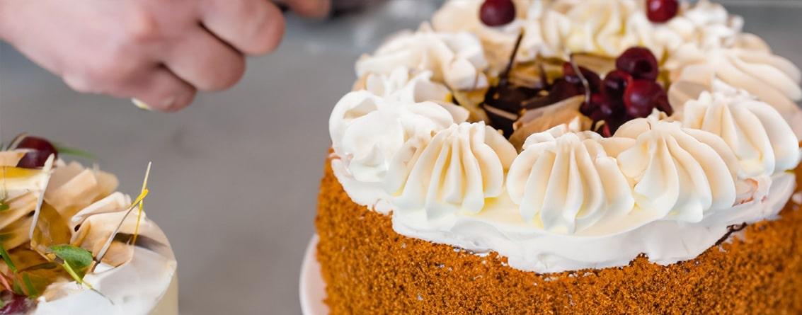Beaux gâteaux avec une fine chantilly